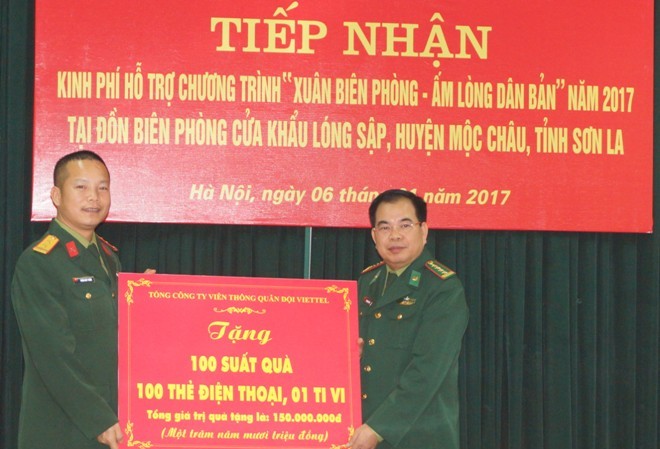Chương trình “Xuân Biên phòng - Ấm lòng dân bản” Tại lễ tiếp nhận, các đơn vị đồng hành cùng chương trình đã trao cho Ban tổ chức chương trình tiền mặt cùng các phần quà thiết thực với tổng trị giá gần 1 tỷ đồng