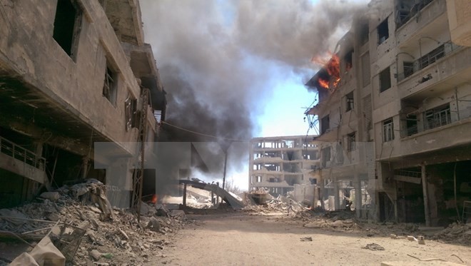 Bản tin 20H: Nga rút máy bay ném bom khỏi Syria Khói bốc lên sau cuộc không kích ở thị trấn Daraya, khu vực bên ngoài thủ đô Damascus. (Nguồn: AFP/TTXVN)