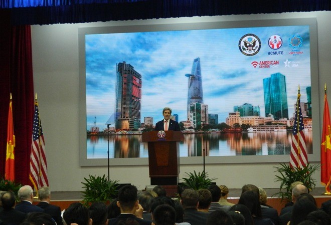 Ngoại trưởng Mỹ chào từ biệt bằng câu nói bất hủ của Muhamed Ali Ngoại trưởng Mỹ John Kerry phát biểu tại trường đại học Sư phạm Kỹ thuật TPHCM