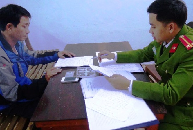 Phá đường dây trộm cắp, tiêu thụ xe gian từ xưởng phế liệu Đối tượng Lê Trường Quân (trái) tại cơ quan công an.