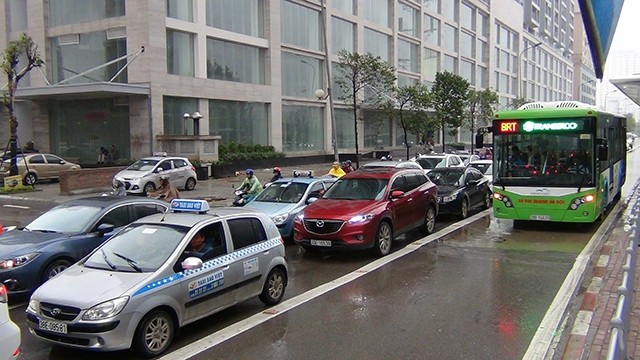 Bản tin 20H: Trong ngày 20/1, phải hoàn thành dải phân cách cho BRT Hiện nay, trung mình mỗi ngày có 15.000 người đi xe buýt nhanh