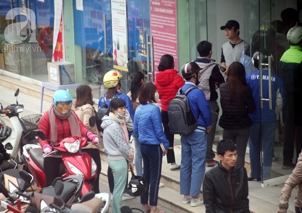 Bản tin 20H: Xếp hàng cả tiếng rút tiền ở cây ATM Bản tin 20H: Xếp hàng cả tiếng rút tiền ở cây ATM