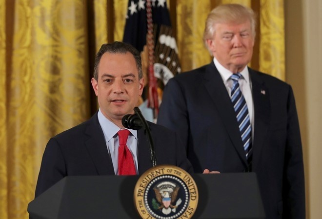 Bản tin 8H: Nhà Trắng 'quyết chiến' với truyền thông Mỹ Chánh văn phòng Nhà Trắng Reince Priebus và Tổng thống Donald Trump trong lễ tuyên thệ nhậm chức của các quan chức cấp cao Nhà Trắng hôm 22/1. Ảnh: Reuters.