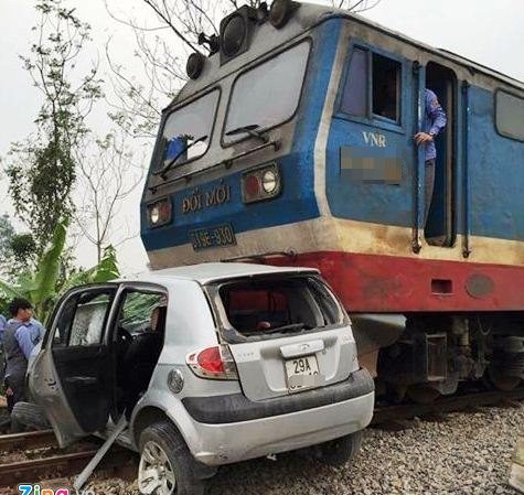 Tàu hỏa kéo lê ôtô 20 m, 4 người thoát chết Hiện trường vụ tai nạn