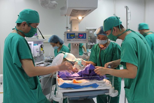 Quảng Ninh: Bé sơ sinh lộ toàn bộ nội tạng ra ngoài Chăm sóc bệnh nhi sau khi mổ bắt thai