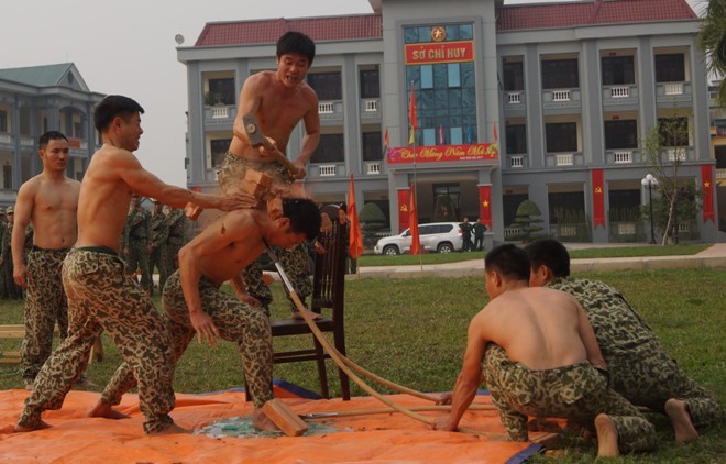Cận cảnh đặc công biệt động mình đồng da sắt Cận cảnh đặc công biệt động mình đồng da sắt