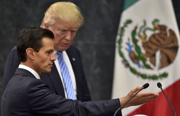 Bản tin 8H: Ông Trump và Tổng thống Mexico 'từ mặt' vì bức tường biên giới Tổng thống Mexico Enrique Peña Nieto và Tổng thống Mỹ Donald Trump gặp nhau hồi tháng 1/2016. Ông Trump khi đó vẫn là ứng viên tranh cử tổng thống Mỹ. Một trong những lời hứa gây sốc nhất của ông chính là xây dựng bức tường biên giới ngăn cách Mỹ với Mexi