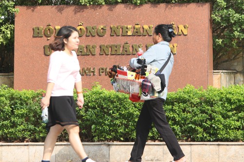 Bản tin 14H: Hà Nội bỏ quy định cán bộ nữ phải 'mặc váy dài đến gối' Bản tin 14H: Hà Nội bỏ quy định cán bộ nữ phải 'mặc váy dài đến gối'