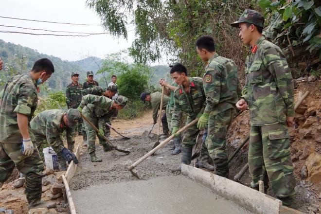 Con đường nghĩa tình quân- dân Tuổi trẻ Trung đoàn 123 hăng hái xây dựng đường cho nhân dân Bắc La *ảnh: Dương Nguyên