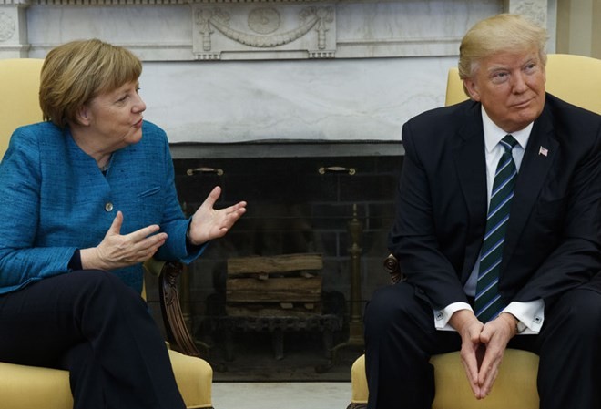 Bản tin 8H: Hội đàm với Thủ tướng Đức, ông Trump tuyên bố ủng hộ mạnh mẽ NATO Tân Tổng thống Mỹ Donald Trump và Thủ tướng Đức Angela Merkel tại cuộc hội đàm. (Nguồn: AP)