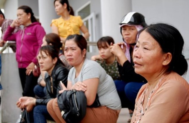 Sở Y tế công bố nguyên nhân sản phụ tử vong sau một đêm sinh mổ Gia đình đau buồn trước cái chết của sản phụ Thoa tại Bệnh viện Đa khoa tỉnh Quảng Trị sáng 17/3/2017. Ảnh: H.THƠ.