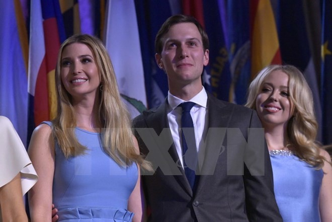 Bản tin 20H: Con rể ông Trump đứng đầu văn phòng mới tại Nhà Trắng Ông Jared Kushner (giữa) tại lễ mừng chiến thắng của Tổng thống đắc cử Mỹ Donald Trump ở New York ngày 9/11/2016. (Nguồn: AFP/TTXVN)