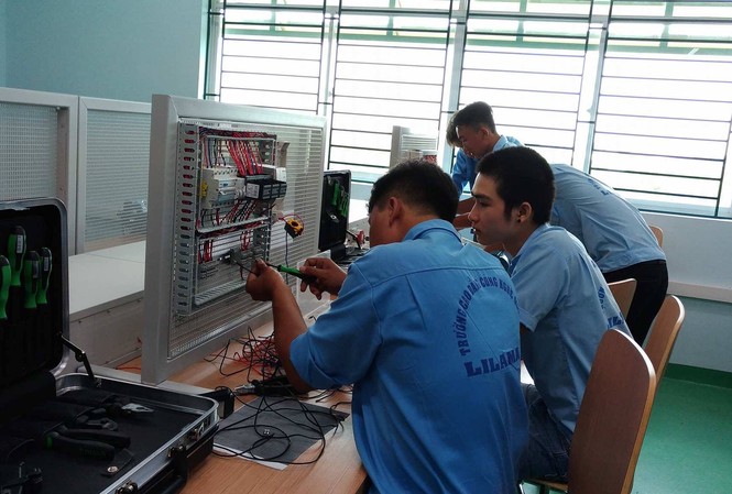 Bộ LĐ-TB-XH đặt chỉ tiêu tuyển 2,2 triệu thí sinh năm 2017 Thí sinh đang thực hành nghề tại một trường cao đẳng
