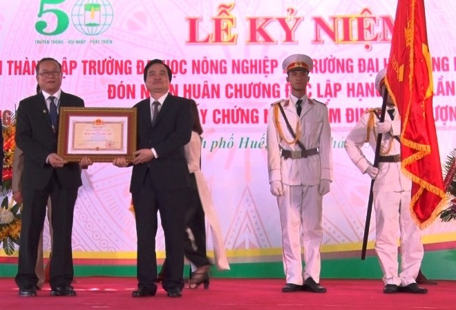 Đại học Nông Lâm Huế nhận Huân chương Độc lập hạng Nhất Bộ trưởng Phùng Xuân Nhạ thừa ủy quyền của Chủ tịch nước trao Huân chương Độc lập hạng Nhất (lần hai) cho tập thể Đại học Nông lâm Huế.