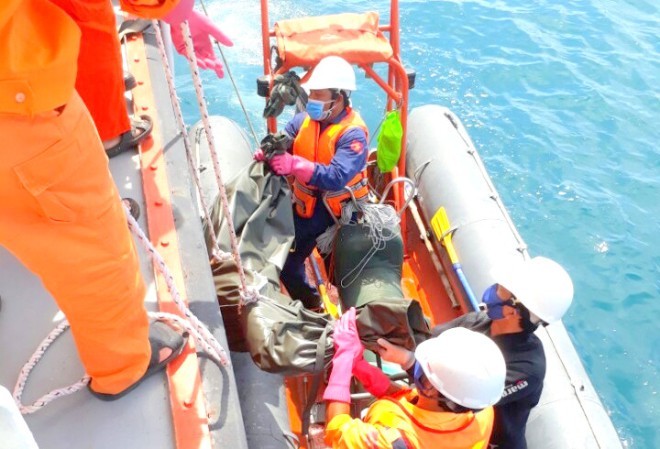 Tìm thấy thi thể thủy thủ mắc kẹt trong tàu Hải Thành 26 Lực lượng tìm kiếm cứu nạn đưa thi thể thuyền viên Mai Văn Dương lên tàu SAR 272 - Ảnh do lực lượng tìm kiếm cứu nạn truyền về từ hiện trường.