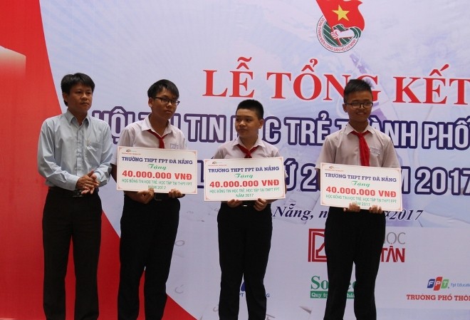 Trao 64 giải nhất Hội thi Tin học trẻ Đà Nẵng 2017 Trường THPT FPT Đà Nẵng trao tặng 3 suất học bổng, mỗi suất trị giá 40 triệu đồng cho 3 thí sinh đạt điểm cao nhất phần thi chung, bảng thi THCS