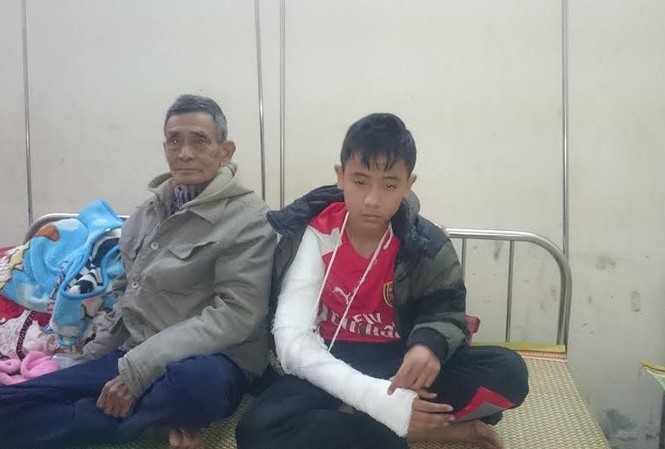 Nam sinh lớp 8 'tố' bị thầy giáo đánh rạn xương tay Cháu Anh cùng người thân tại bệnh viện. Ảnh: Hoàng Lam