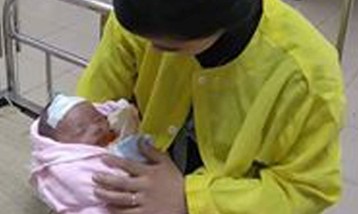 Bé gái một tháng tuổi suýt mất mạng vì sưởi ấm bằng than Bé Tuyết hiện đã bình phục sức khỏe sau vụ ngạt khí than. Ảnh: B.s cung cấp.
