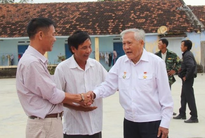 Gạc Ma Trường Sa: Rưng rưng hội ngộ Anh hùng LLVTND Hồ Đắc Thạnh – người thuyền trưởng lừng danh của Đoàn tàu Không số Vũng Rô thăm hỏi các cựu binh Trường Sa.