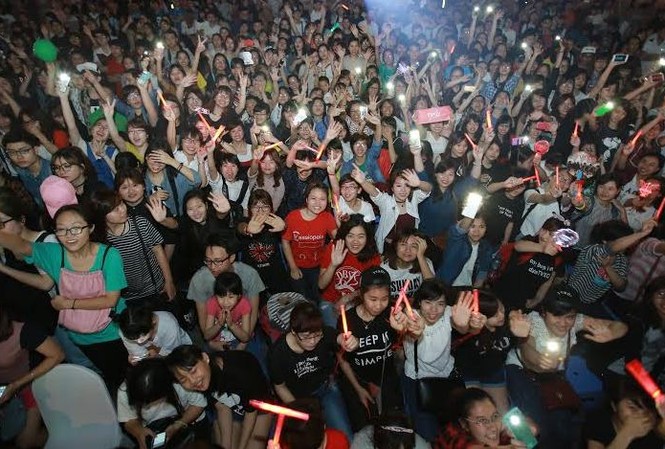 Tưng bừng đêm nhạc hội K-pop 2016 tại Việt Nam Biển người chờ đợi đến giờ khai mạc chương trình.