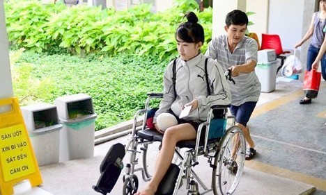 Mạnh thường quân thuê xe đưa nữ sinh bị cưa chân về nhà Hà Vi vui vẻ khi được xuất viện (Ảnh: Hải Âu/PLO)