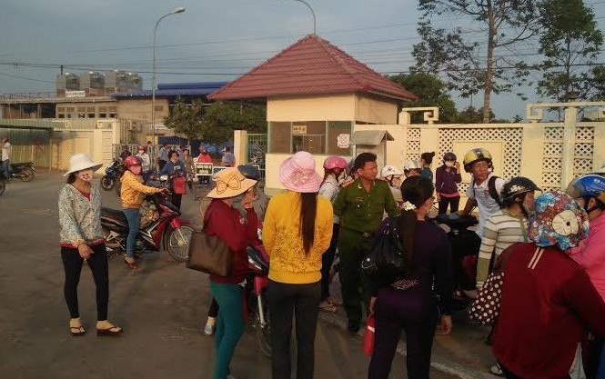 Hàng trăm công nhân thủy sản đình công vì 'làm nhiều, lương ít' Công nhân tụ tập phản đối việc chi trả lương không thỏa đáng của Công ty Minh Phú. Ảnh: Tộc Kim