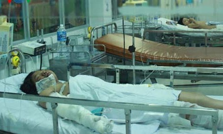 'Ác mẫu' đánh đập, tưới xăng đốt con lãnh án 5 năm tù Bé Linh thời điểm được chăm sóc tại bệnh viện. Ảnh: VOV