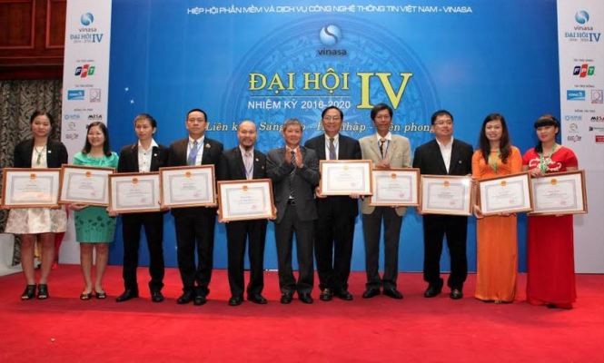 VINASA nhận Huân chương Lao động hạng Nhì Các cá nhân nhận bằng khen của Bộ trưởng Bộ Thông tin và Truyền thông.