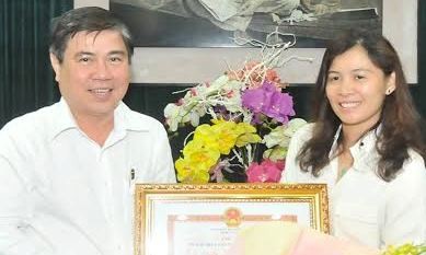 Nhà báo đầu tiên viết về vụ quán Xin Chào được tặng bằng khen Ông Nguyễn Thành Phong trao Bằng khen cho Nhà báo Hàn Ni