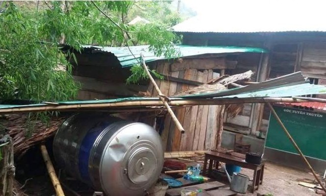 Nghệ An: Mưa giông khiến nhiều nhà dân ở xã biên giới tốc mái Mưa giông khiến hơn 30 nhà dân ở xã Mai Sơn tốc mái.