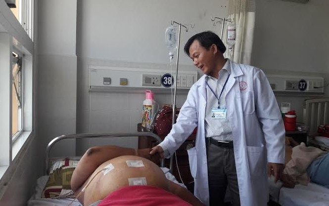 Phẫu thuật thành công bệnh nhân bị xương cá đâm thủng ruột Bác sỹ La Văn Phú thăm bệnh nhân.