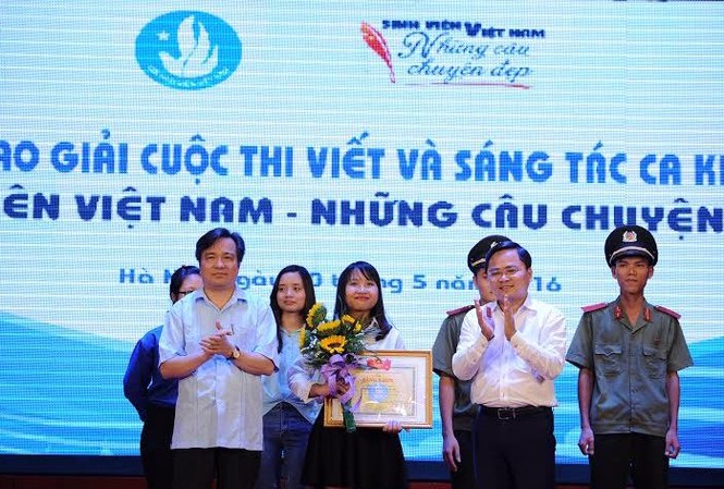 Chung kết cuộc thi viết và sáng tác ca khúc về sinh viên Ông Nguyễn Văn Hùng, Phó Trưởng ban Dân vận Trung ương và Bí thư Trung ương Đoàn Nguyễn Anh Tuấn trao giải nhất viết và sáng tác tác Những câu truyện đẹp cho bạn Phạm Thị Thanh Loan.