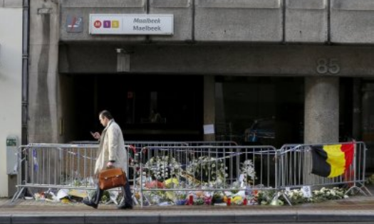 Tiết lộ rúng động về vụ đánh bom ga tàu Brussels Hiện trường bên ngoài ga tàu điện ngầm Maelbeek ở Brussels sau vụ đánh bom liều chết hôm 22/3. (Ảnh: BI)