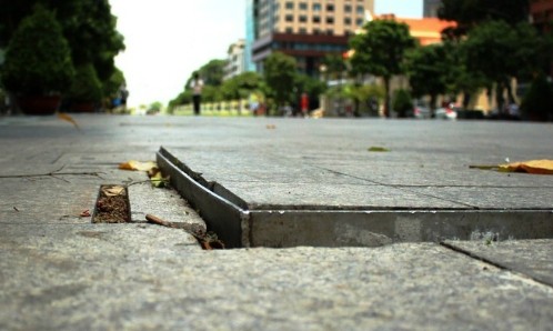 TPHCM tạm dừng lưu thông đường Nguyễn Huệ để duy tu Sau một năm đưa vào sử dụng, phố đi bộ Nguyễn Huệ đã có nhiều chỗ xuống cấp, hư hỏng. Ảnh: Hải Hiếu/VnExpress