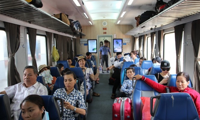 Vé tàu ngoại ô Sài Gòn tăng giá gấp đôi Hành khách đi tàu ngoại ô. Từ 1/6, giá vé tàu ngoại ô sẽ tăng gấp đôi.