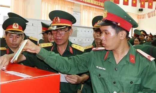 Những chiến sĩ trẻ lần đầu tiên đi bầu cử Những chiến sĩ trẻ lần đầu tiên đi bầu cử