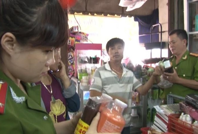 Phát hiện hàng nghìn sản phẩm ‘làm đẹp’ không rõ nguồn gốc Tất cả hàng mỹ phẩm được phát hiện, tịch thu đợt này tại Huế đều không rõ nguồn gốc xuất xứ.