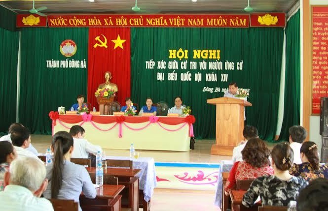Quảng Trị: Nữ Bí thư Đoàn trúng cử Đại biểu Quốc hội Mai Thị Kim Dung trong hội nghị tiếp xúc cử tri phường 3, TP Đông Hà chiều 10/5/2016.ẢNH: H.T