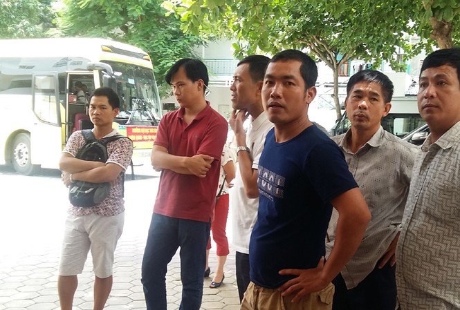 Trưởng phòng Văn hóa nộp tiền “giải cứu” gần 90 du khách Trưa ngày 6/7, gần 90 khách du lịch, gồm cả trẻ em vạ vật dưới sân do khách sạn Thái Bình Dương giữ ô tô...