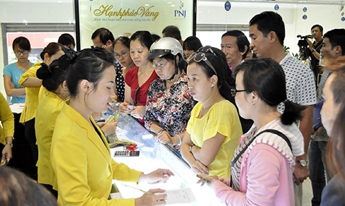 Giá vàng 'lên đồng', doanh nghiệp Việt hốt bạc Giá vàng chênh lệch càng lớn với thế giới, doanh nghiệp càng được hưởng lợi.