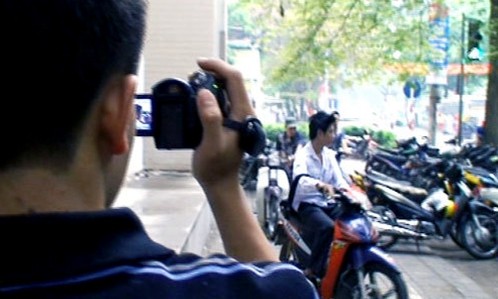 Từ 1/8 truy xe vi phạm giao thông từ clip lên án của người dân Người dân có thể ghi hình những trường hợp vi phạm giao thông và gửi cho cảnh sát. Ảnh minh họa: Bá Đô.