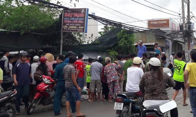Phát hiện người đàn ông chết dưới mương nước cạnh quán nhậu Người dân vậy quanh hiện trường nơi ông Ngon chết.