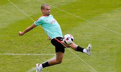 Pepe: 'Bồ Đào Nha sẽ làm nên lịch sử' Sự trở lại của Pepe là tin vui cho hàng thủ Bồ Đào Nha, khi họ phải đối mặt với hàng công lợi hại nhất giải của phía chủ nhà Pháp. Ảnh: Reuters.