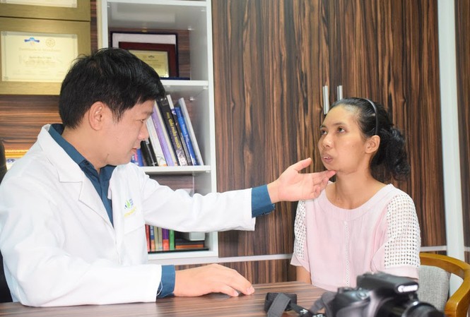Trả lại khuôn mặt biến dạng cho cô gái người Ê Đê Bác sĩ Tú Dung đang tư vấn cho Hi Ne trước khi phẫu thuật ghép lại xương hàm choc ô.