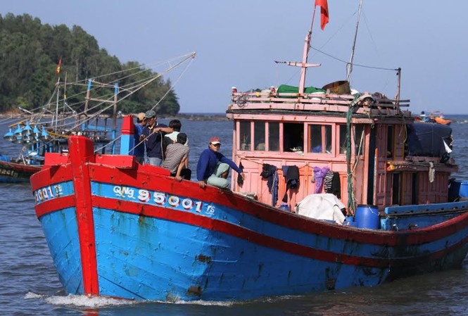 Nỗi ám ảnh thuyền trưởng tàu bị đâm chìm trên biển Tàu QNg 95001 đưa 5 ngư dân thoát chết trở về
