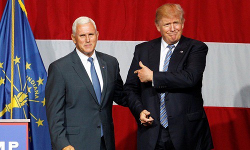 Donald Trump hoãn công bố cấp phó mới vì khủng bố Pháp Ông Donald Trump và Mike Pence tại buổi mít-tinh ở Westfield, bang Indiana hôm 12/7. Ảnh: Reuters