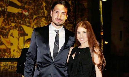 Sao tuyển Đức về Bayern vì vợ dụ ngọt Hummels trở lại Bayern không phải vì lý do tiền bạc hay danh vọng. Chỉ đơn giản là anh xuôi tai trước những lời dụ ngọt của cô vợ Cathy Fischer.