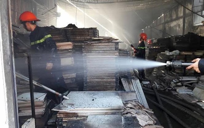 Kho chứa hàng phát hỏa, hàng trăm triệu đồng hóa tro than Vào khoảng 8h hôm nay (17/7), người dân hoảng hốt phát hiện ngọn lửa bùng lên dữ dội tại kho chứa vật liệu xây dựng ở ngõ 67, Đại lộ Lê Nin, TP Vinh, Nghệ An.
