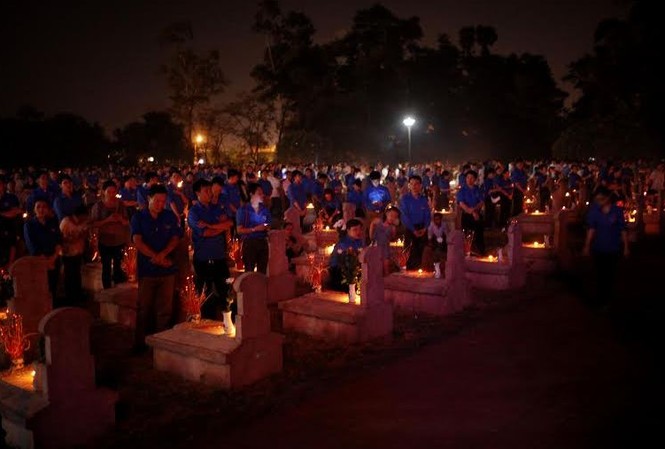 Tuổi trẻ Hà Tĩnh thắp nến tri ân các anh hùng liệt sĩ Tuổi trẻ Hà Tĩnh thắp nến tri ân các anh hùng liệt sĩ