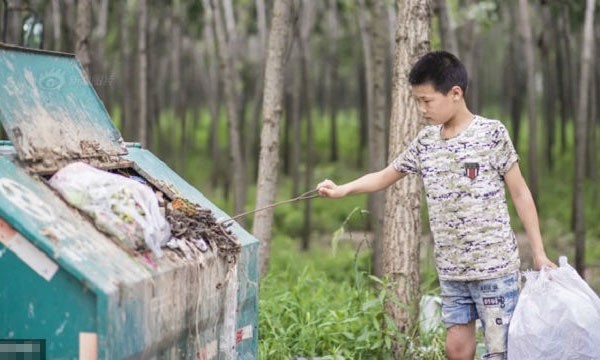 Bé trai 12 tuổi nhặt phế liệu góp tiền chữa ung thư cho mẹ kế Wang Zheng là học sinh lớp năm tại Nanyang, tỉnh Hà Nam, Trung Quốc. Sau khi mẹ tái hôn, Wang được ông nội chăm sóc trong khi người cha đi làm xa để kiếm tiền trả nợ.